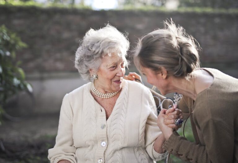 9 Tips for Empathetic Texting with Seniors That Strengthen Family Bonds