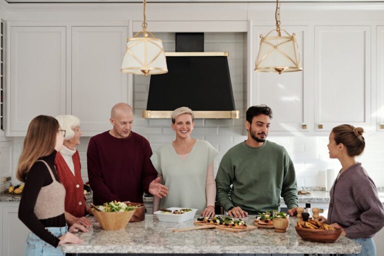 9 Ways Comparing Individual vs Group Dining Experiences for Seniors Enhances Wellbeing