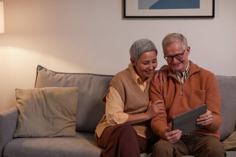 7 Ways of Navigating Social Media Platforms for Seniors to Connect Confidently