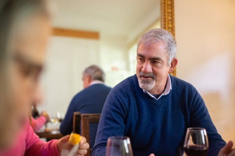 9 Strategies for Maintaining Connections with Seniors That Nurture Meaningful Bonds