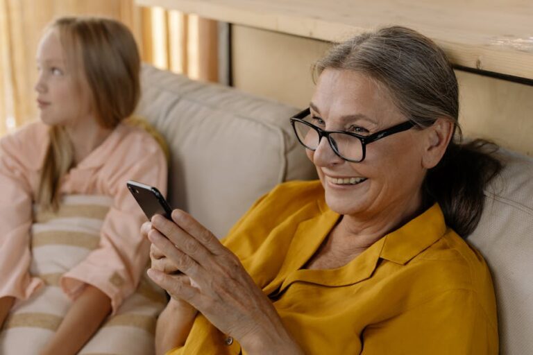 10 Smartphone Apps for Elderly Communication That Nurture Connection