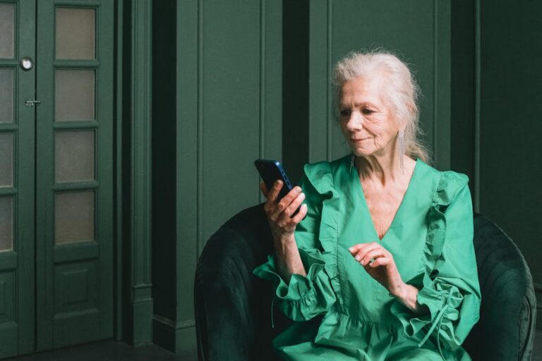 5 Best Elder-Friendly Smartphone Apps for Communication That Bridge Generations