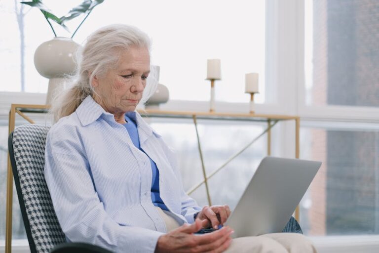 9 Ways to Bridge Technology Gaps Among Seniors That Empower Independence