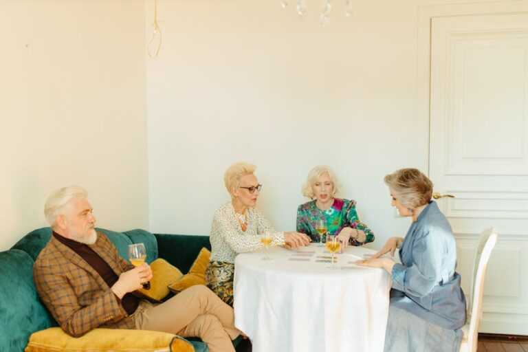 9 Ways to Compare Group vs One-on-One Activities for Seniors: Find Their Joy