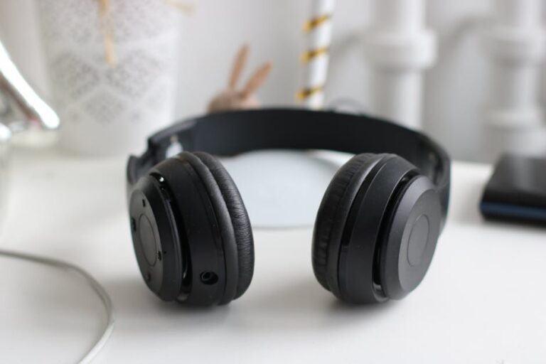 5 Best Noise-Canceling Headphones for Elderly Users That Enhance Listening Joy