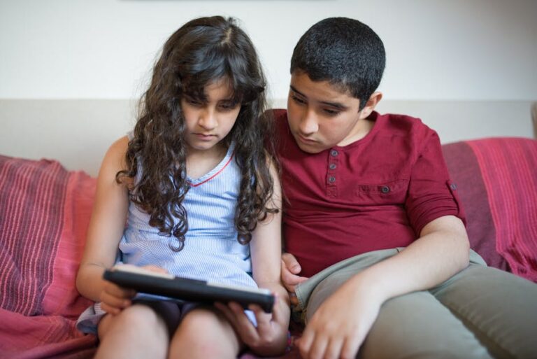 9 Ways to Manage Family Dynamics Around Technology Use That Strengthen Bonds