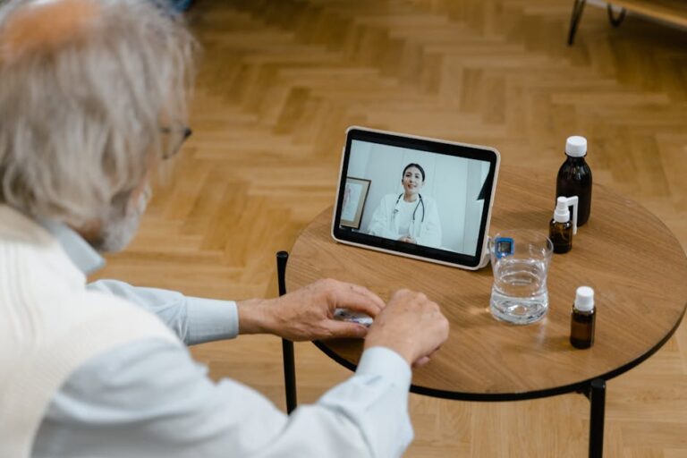 7 Ways to Connect: In-Person vs Virtual Communication with Elderly Loved Ones